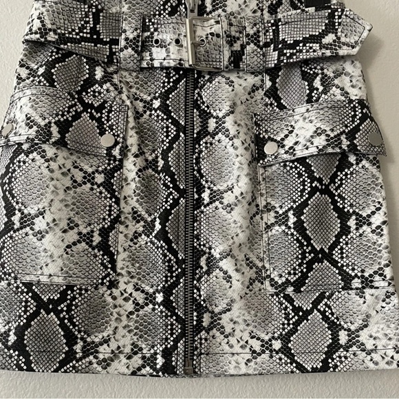 TOPSHOP Gray Black Snake Print Mini Skirt Size 6 - Picture 2 of 7